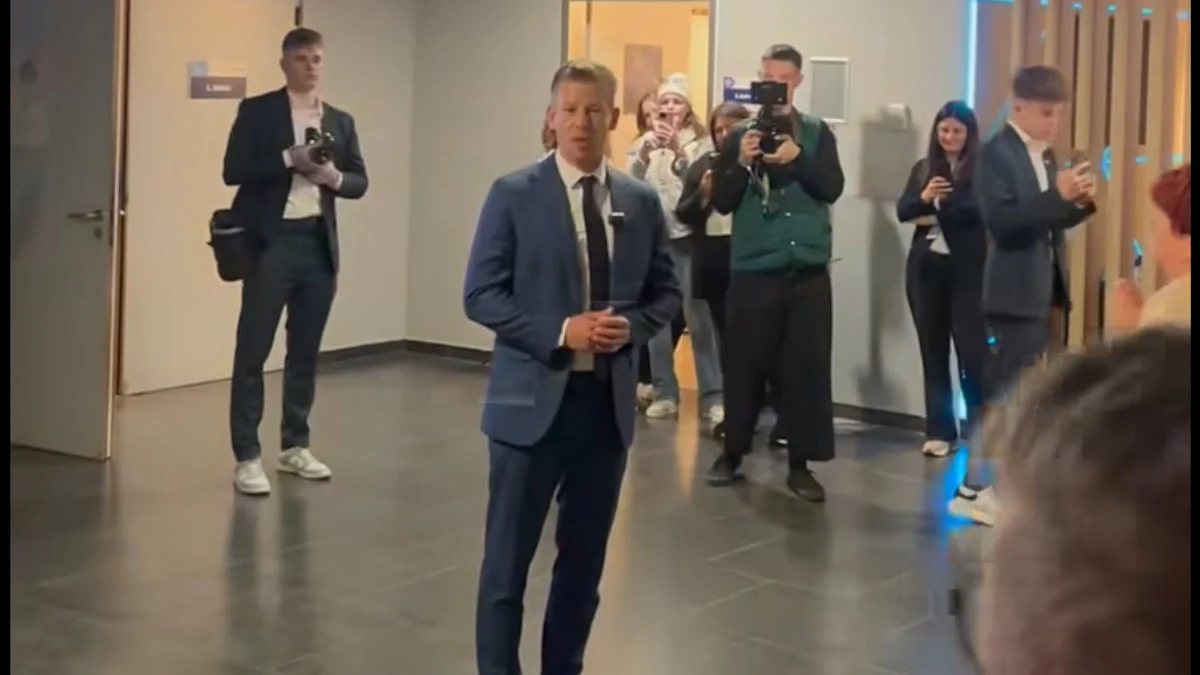 Tapsvihar a „hazugsággyárban”: Magyar Pétert az MTVA dolgozói fogadták lelkesen (Videó)